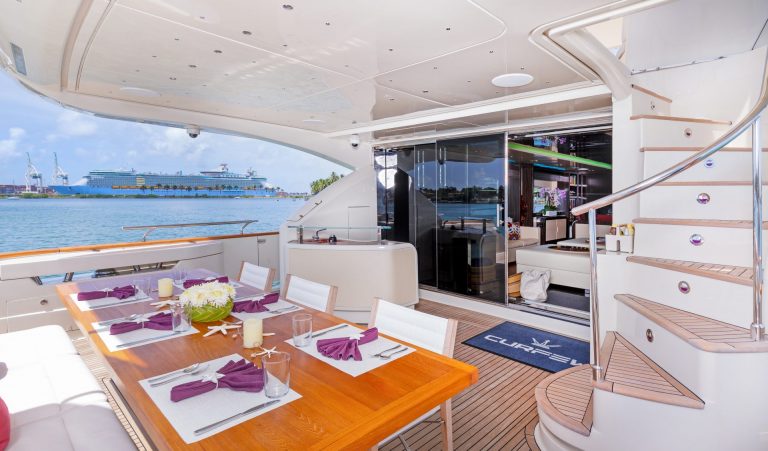 10_100_Dominator_Casual_YachtLuxe-Back-deck