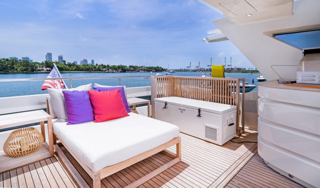 12_100_Dominator_Casual_YachtLuxe-Flybridge-1024x602