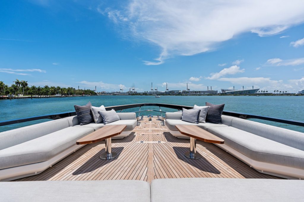 12_94-Azimut_Rosa_-Miami-Luxury-Modern_yacht-rental-charter--1024x683