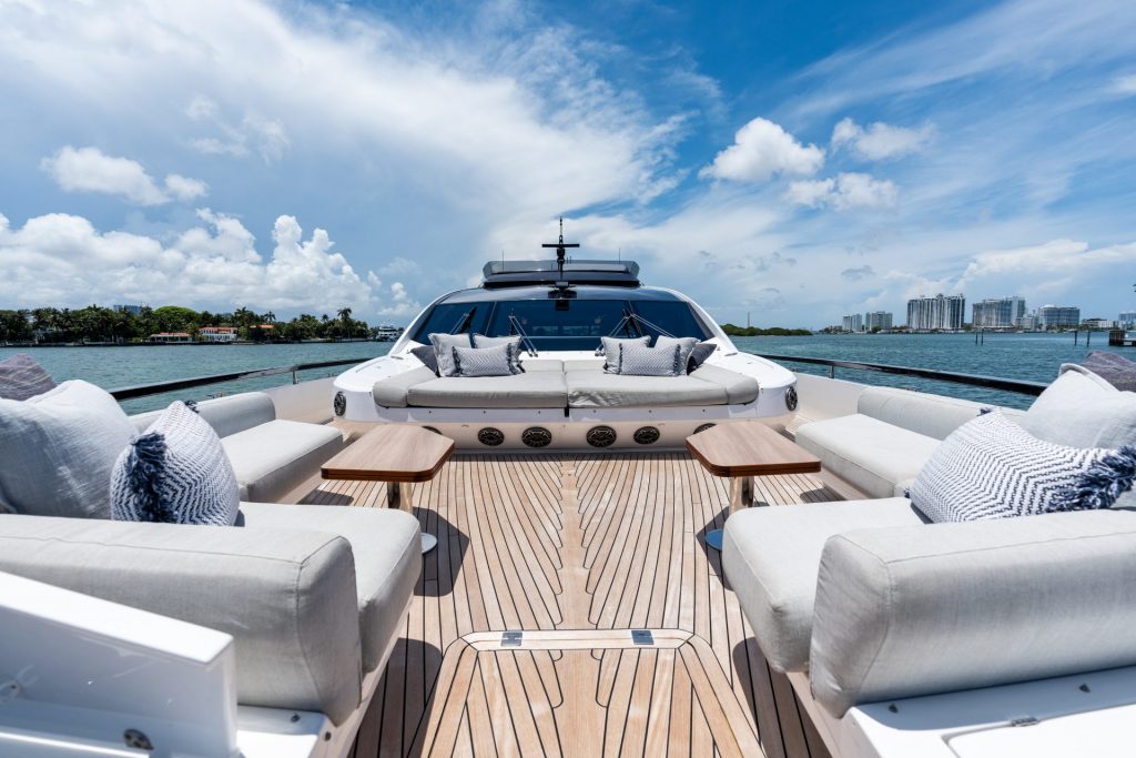 13_94-Azimut_Rosa_-Miami-Luxury-Modern_yacht-rental-charter--1024x683