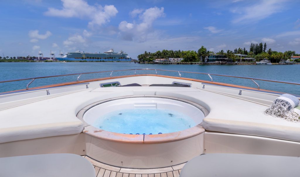 17_100_Dominator_Casual_YachtLuxe-Hot-tub-1024x605