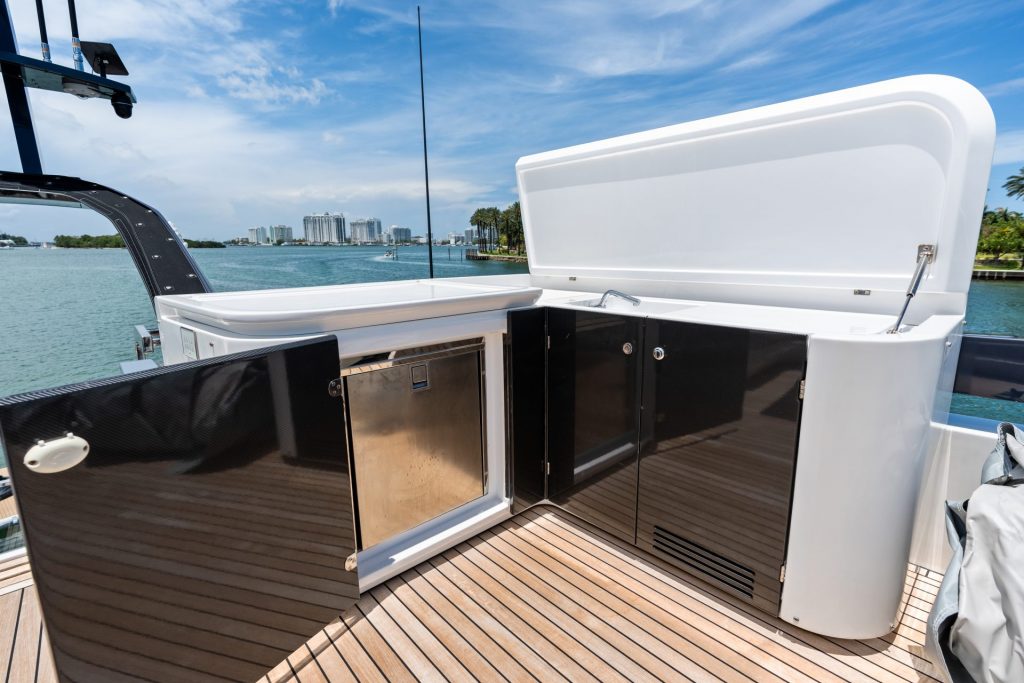 18_94-Azimut_Rosa_-Miami-Luxury-Modern_yacht-rental-charter--1024x683