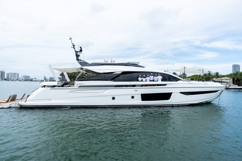 1_94-Azimut_Rosa_-Miami-Luxury-Modern_yacht-rental-charter--1024x683