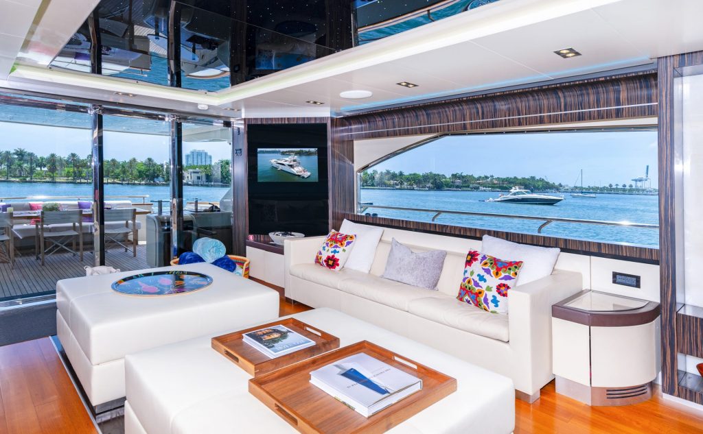 21_100_Dominator_Casual_YachtLuxe-Salon-1024x633