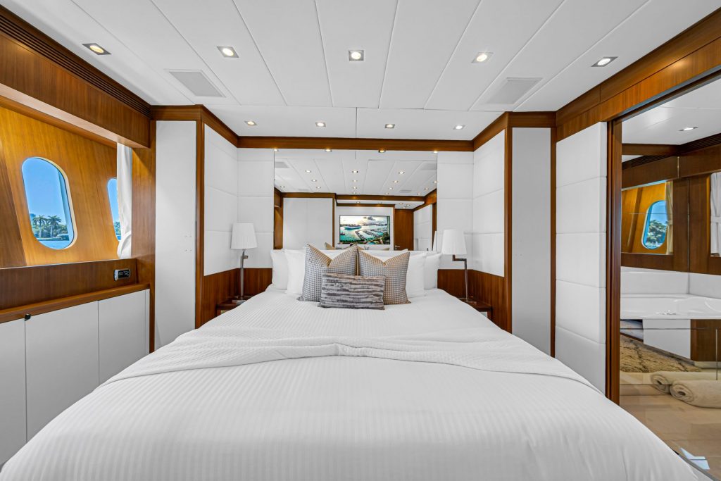 25_105-Leopard-Master-Stateroom--1024x683