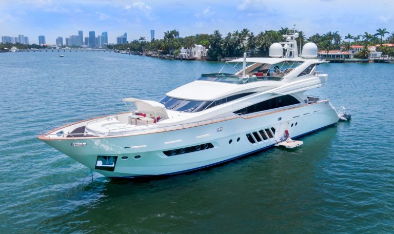 100' Dominator Casual_YachtLuxe Miami Yacht Rental Luxury Boat Yacht Charter