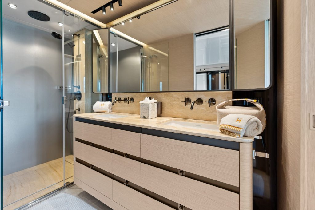 30_94-Azimut_Rosa_-Miami-Luxury-Modern_yacht-rental-charter--1024x683