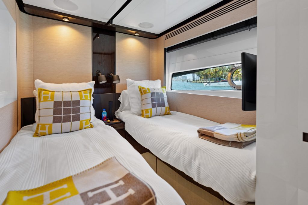 31_94-Azimut_Rosa_-Miami-Luxury-Modern_yacht-rental-charter--1024x683