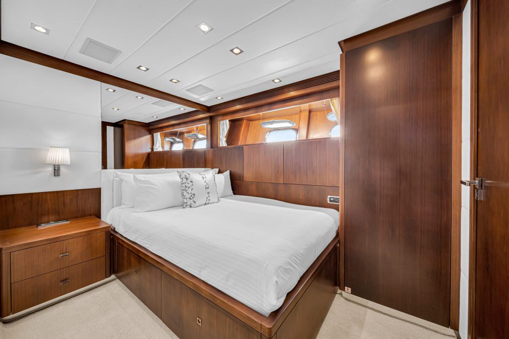 32_105-Leopard-Stateroom-1024x683