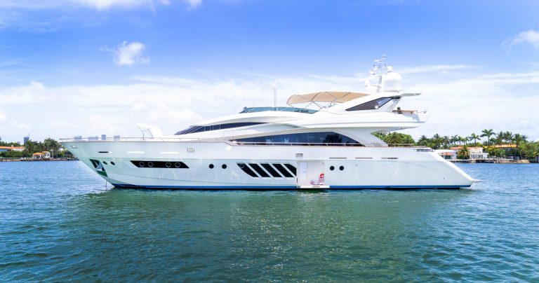 100' Dominator Casual_YachtLuxe Miami Yacht Rental Luxury Boat Yacht Charter