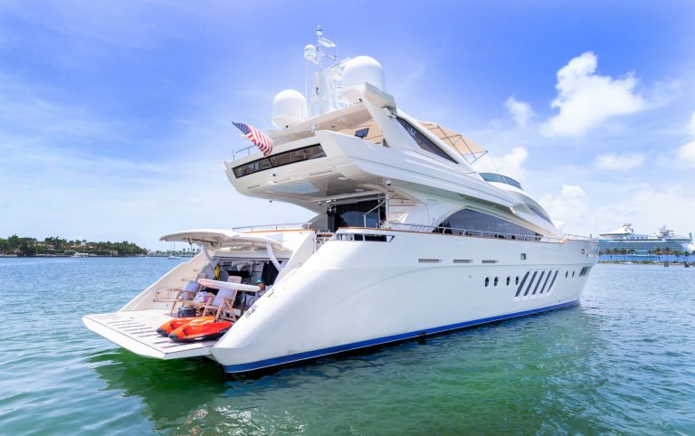 100' Dominator Casual_YachtLuxe Miami Yacht Rental Luxury Boat Yacht Charter