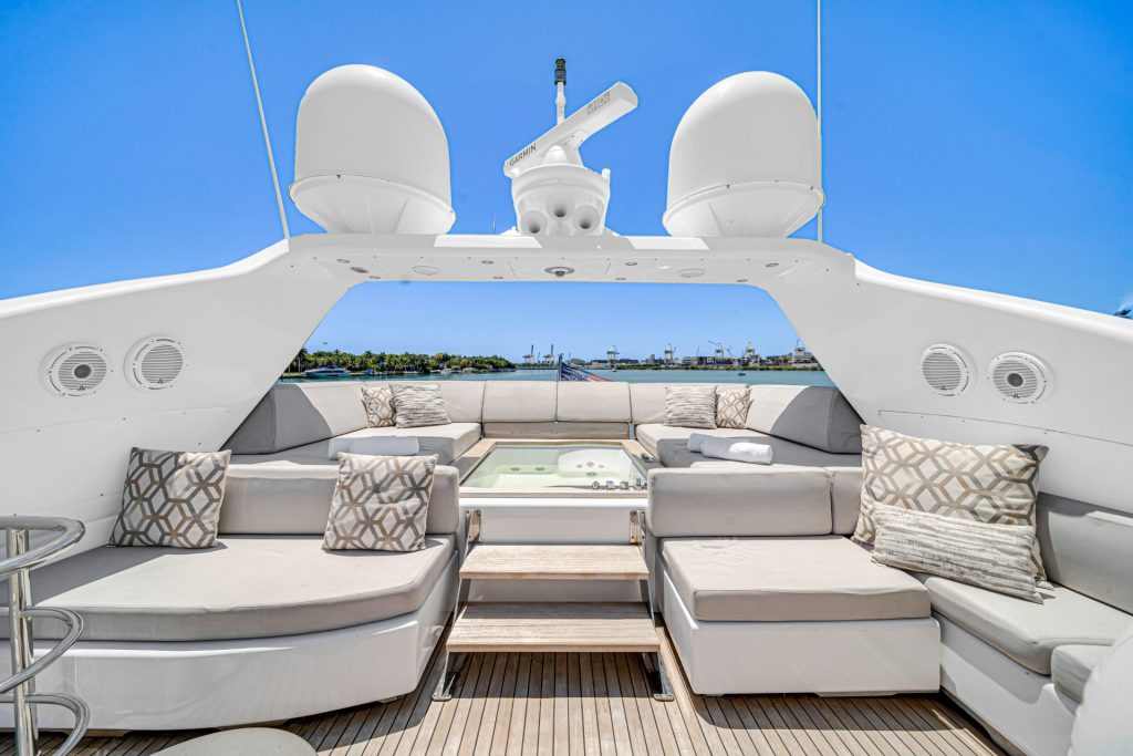 8_105-Leopard-CARPE-DIEM-Miami-Flybridge-Hot-Tub-1024x683