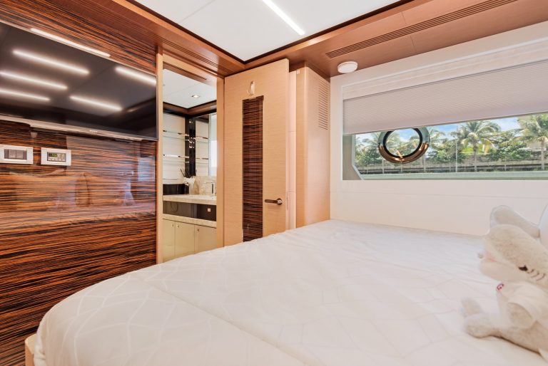 90' Ocean Alexander MAKE BIG HAPPEN Miami Luxury Modern Yacht Rental Charter